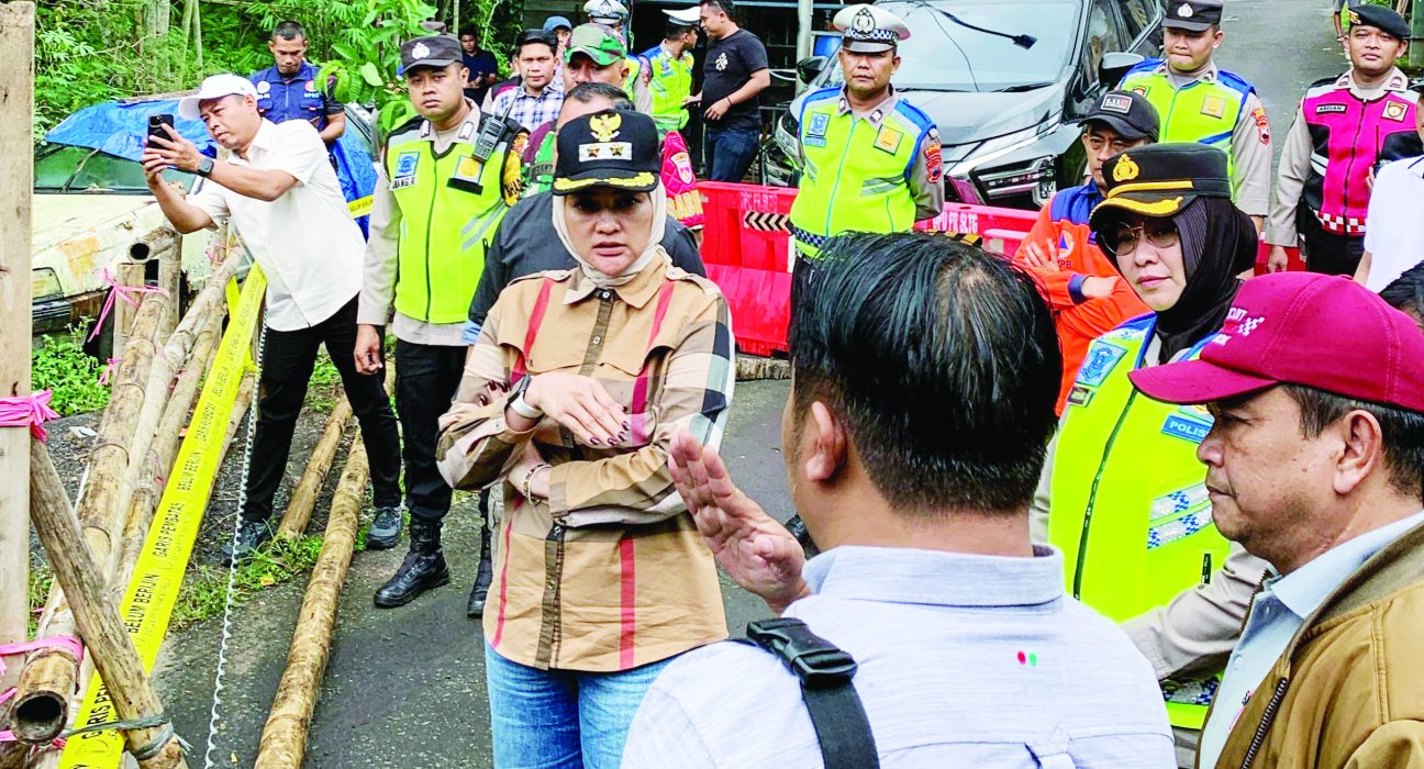 Wakil Wali Kota Salatiga Nina Agustin sedang meninjau jembatan penghubung Kecamatan Sidomukti-Sidorejo, Kota Salatiga, baru-baru ini. (Angga Rosa | Mantranews.id)