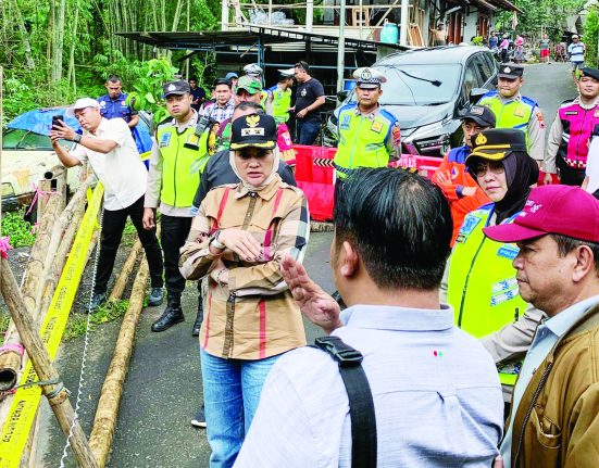 Wakil Wali Kota Salatiga Nina Agustin sedang meninjau jembatan penghubung Kecamatan Sidomukti-Sidorejo, Kota Salatiga, baru-baru ini. (Angga Rosa | Mantranews.id)
