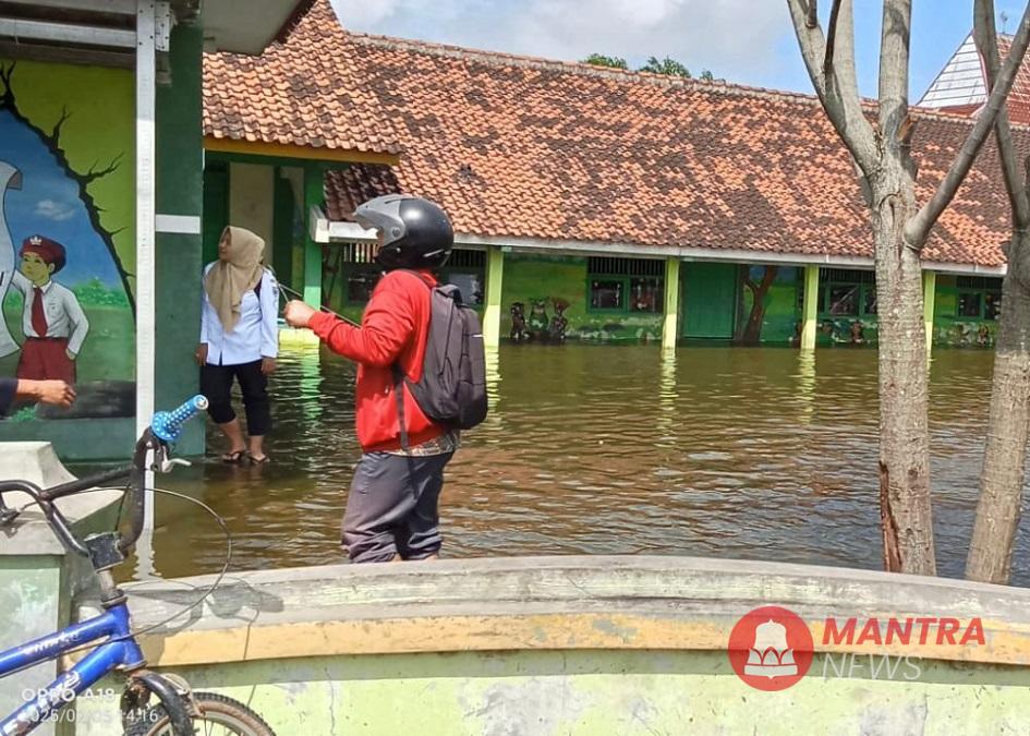 Siswa SDN 4 Sayung Demak Mulai Masuk Sekolah usai Banjir Berangsur Surut 2 Nampak halaman SDN 4 Sayung, Demak masih tergenang banjir pada Jumat, 14 Februari 2025. (M. Burhanuddin | Mantranews.id)