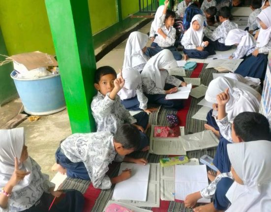 Belasan siswa SDN 4 Sayung tengah asyik mengikuti KBM usai libur beberapa hari karena dilanda banjir, Jumat, 14 Februari 2025. (M. Burhanuddin | Mantranews.id)