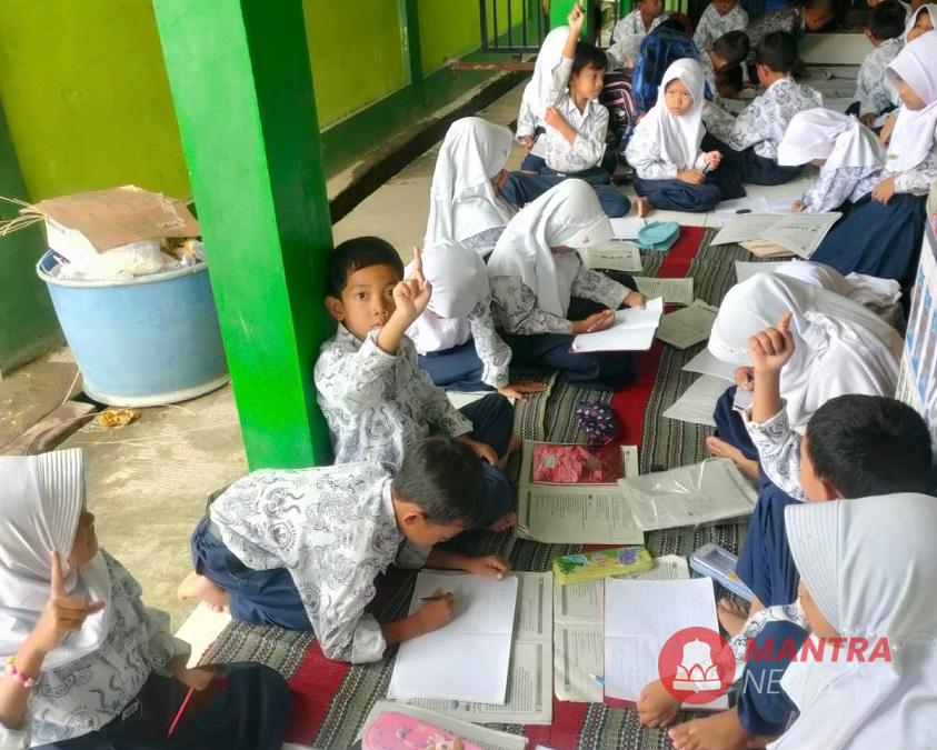 Belasan siswa SDN 4 Sayung tengah asyik mengikuti KBM usai libur beberapa hari karena dilanda banjir, Jumat, 14 Februari 2025. (M. Burhanuddin | Mantranews.id)