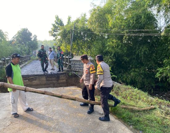 Jembatan di Pucakwangi