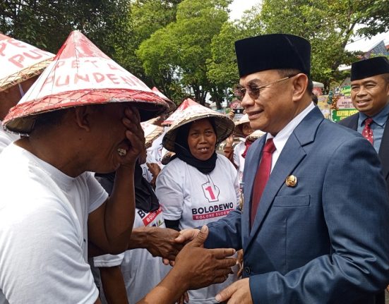Bupati Pati Sudewo menyalami Petani Pundenrejo Tayu