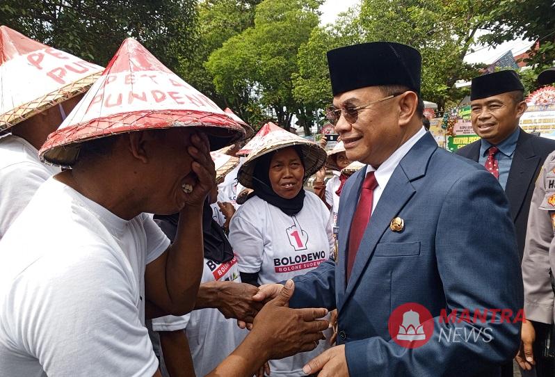 Bupati Pati Sudewo menyalami Petani Pundenrejo Tayu