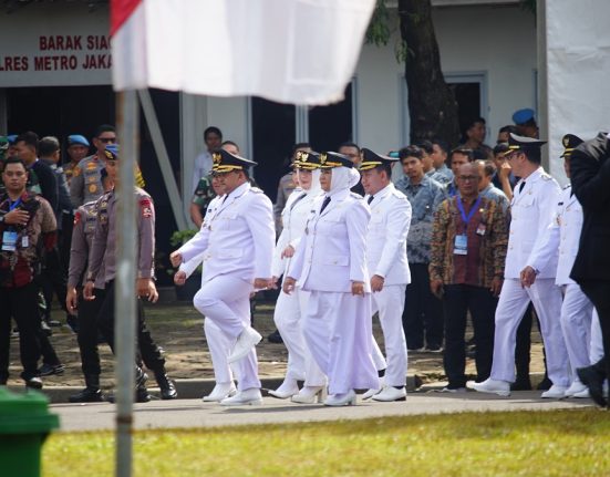 Bupati dan Wakil Bupati Semarang Ngesti Nugraha-Nur Arifah tampak semangat saat hendak menuju Istana Kepresidenan dari Monas, Jakarta, pada Kamis (20/2). (Hesty Imaniar | Mantranews.id)