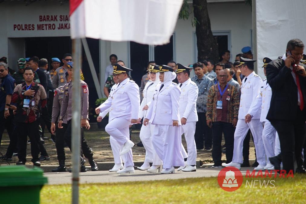 Bupati dan Wakil Bupati Semarang Ngesti Nugraha-Nur Arifah tampak semangat saat hendak menuju Istana Kepresidenan dari Monas, Jakarta, pada Kamis (20/2). (Hesty Imaniar | Mantranews.id)