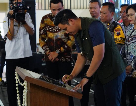Bupati Kendal Dico Ganinduto periode 2021-2024 menandatangani prasasti pembangunan GOR Kendal Sport Center, Rabu malam (19/2). (Arvian Maulana | Mantranews.id)