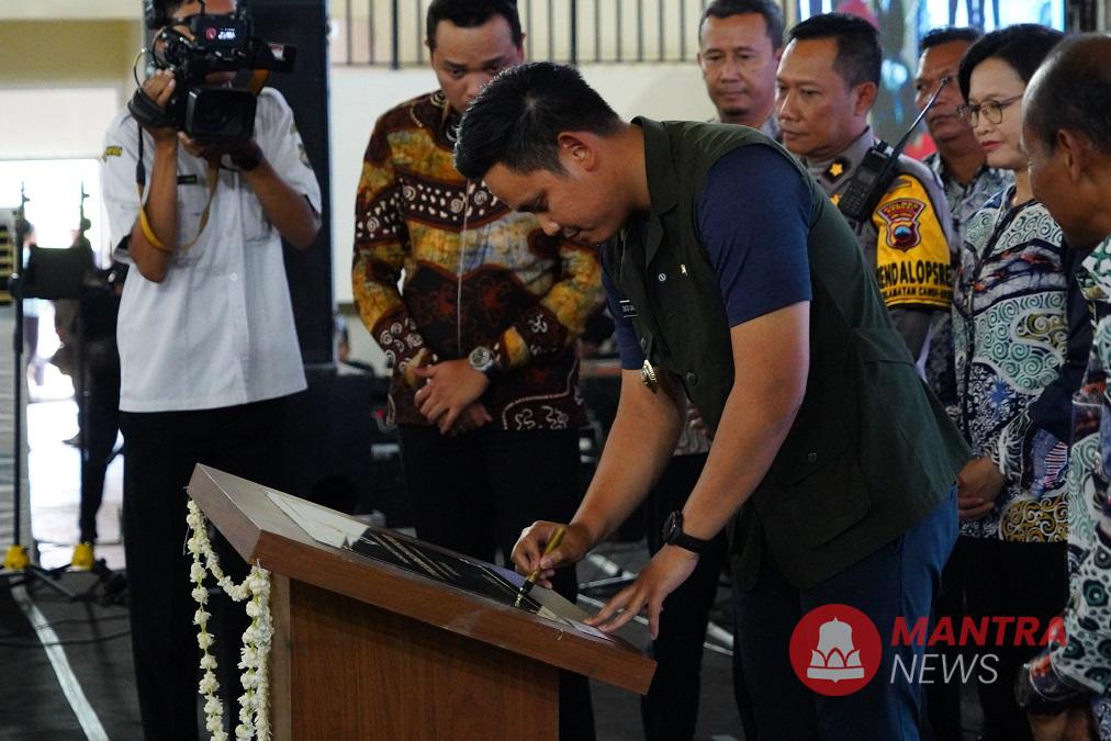 Bupati Kendal Dico Ganinduto periode 2021-2024 menandatangani prasasti pembangunan GOR Kendal Sport Center, Rabu malam (19/2). (Arvian Maulana | Mantranews.id)
