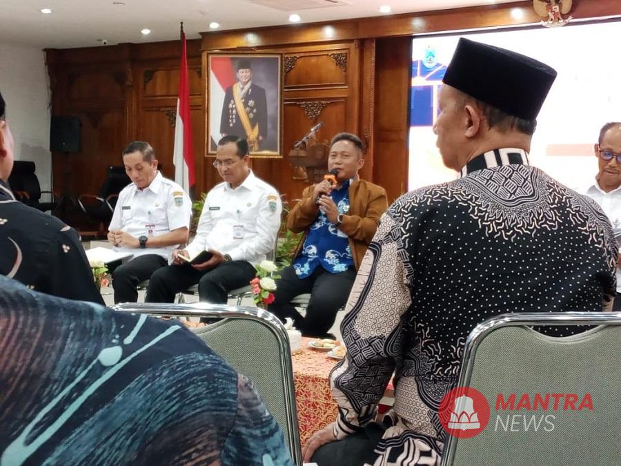 Mantan Penjabat (Pj) Wali Kota Salatiga Yasip Khasani saat berdiskusi dengan sejumlah stakeholder di Gedung Setda Kota Salatiga, belum lama ini. (Angga Rosa | Mantranews.id)