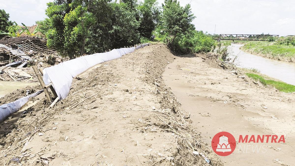 Nampak tanggul darurat Kali Bodri di Kecamatan Patebon, Kendal yang dibangun menggunakan geobag. (Arvian Maulana | Mantranews.id)