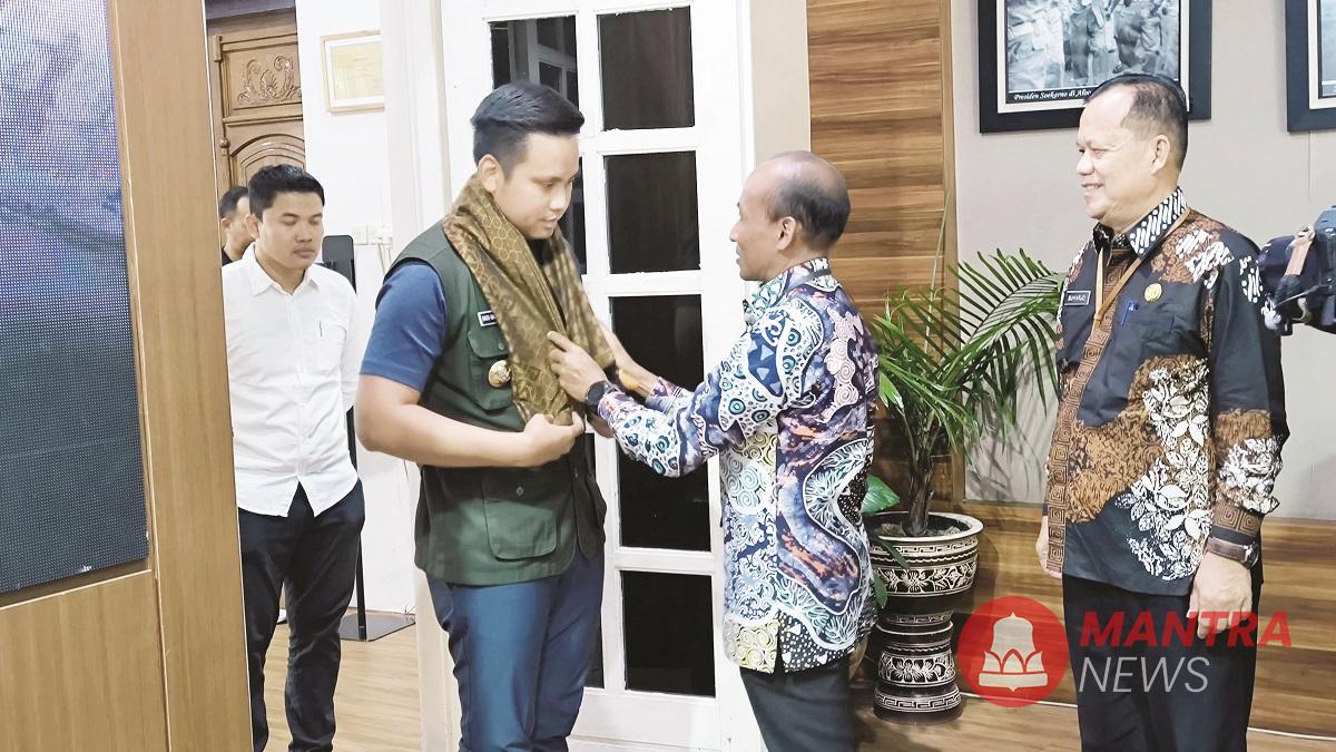 Bupati Kendal periode 2021-2025 Dico M. Ganinduto menerima kalungan kain khas Kendal dari Pj. Sekda Kendal Agus Dwi Lestari dalam kegiatan pelepasan Bupati Kendal di Ruang Paringgitan Setda Kendal, Rabu (19/2). (Arvian Maulana | Mantranews.id)