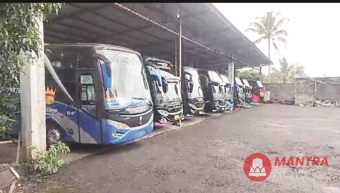 Sejumlah armada bus milik PO Citra Dewi, Kecamatan Bandungan, Kabupaten Semarang terparkir rapi lantaran sudah lama tidak beroperasi karena banyak kegiatan yang batal akibat efisiensi anggaran. (Hesty Imaniar | Mantranews.id)