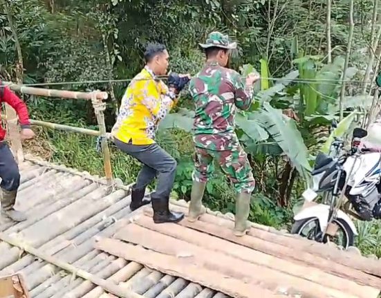Sejumlah relawan saat membantu masyarakat menyeberangkan sepeda motor melalui tali gantung di Jembatan tembelan Petungkriyono, Kabupaten Pekalongan, belum lama ini. (Fahri Akbar | Mantranews.id)