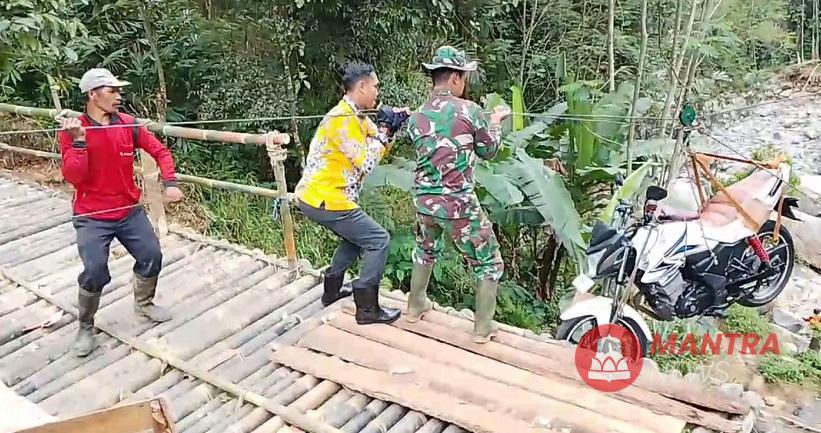 Sejumlah relawan saat membantu masyarakat menyeberangkan sepeda motor melalui tali gantung di Jembatan tembelan Petungkriyono, Kabupaten Pekalongan, belum lama ini. (Fahri Akbar | Mantranews.id)