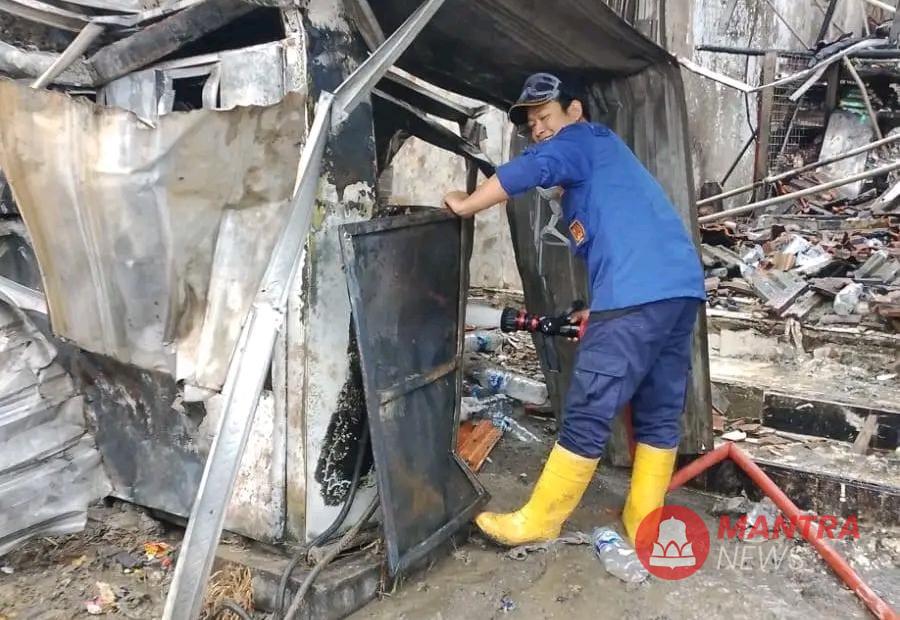 Pom Mini di Desa Maitan Pati Ludes Terbakar, Kerugian Ditaksir Capai Ratusan Juta Rupiah 2 Pom Mini di Desa Maitan