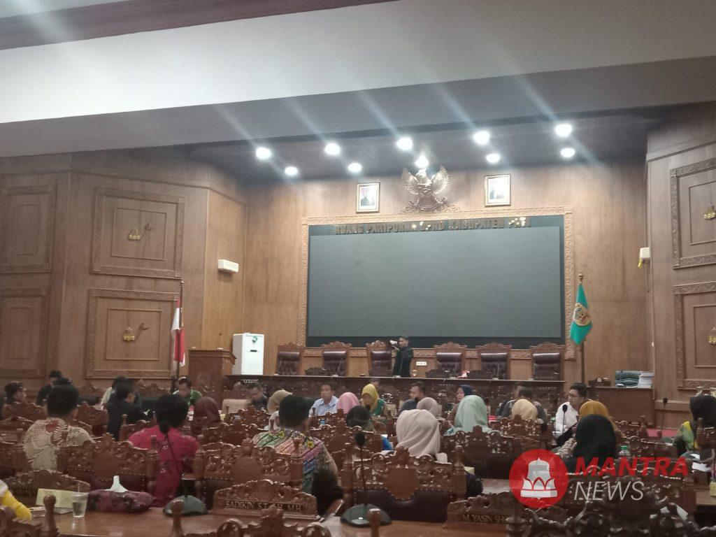 Guru Honorer di Kabupaten Pati Tuntut Keadilan, Tak Terima Sarjana Baru Masuk Dapodik 2 guru honorer di Kabupaten Pati