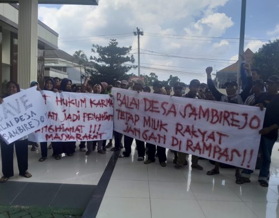 warga desa sambirejo
