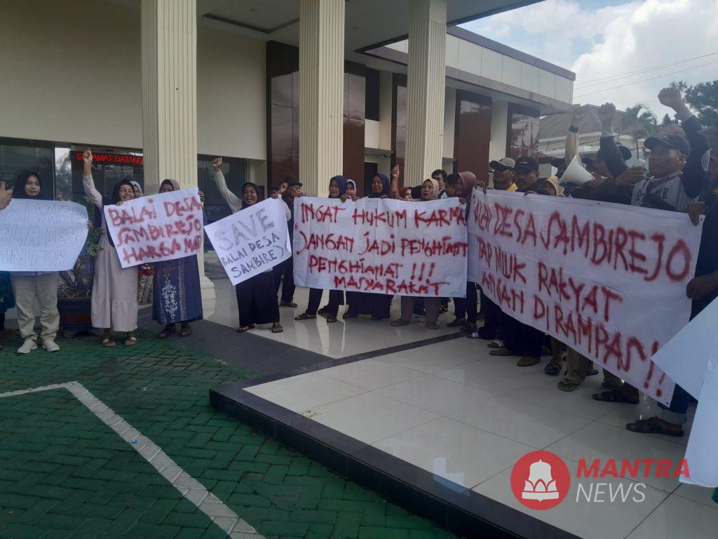 Puluhan Warga Desa Sambirejo Gugat Anak Mantan Kades ke Pengadilan Negeri Pati, Ternyata Ini Penyebabnya 2 warga desa sambirejo
