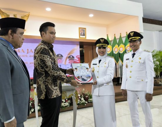 Bupati dan Wakil Bupati Kendal periode 2025 - 2030 Dyah Kartika Permanasari dan Benny Karnadi saat sertijab dengan Bupati-Wakil Bupati Kendal periode 2021-2025 Dico M. Ganinduto-Windu Suko Basuki di Pendopo Tumenggung Bahureko Setda Kendal, Kamis malam (20/2). (Arvian Maulana | Mantranews.id)