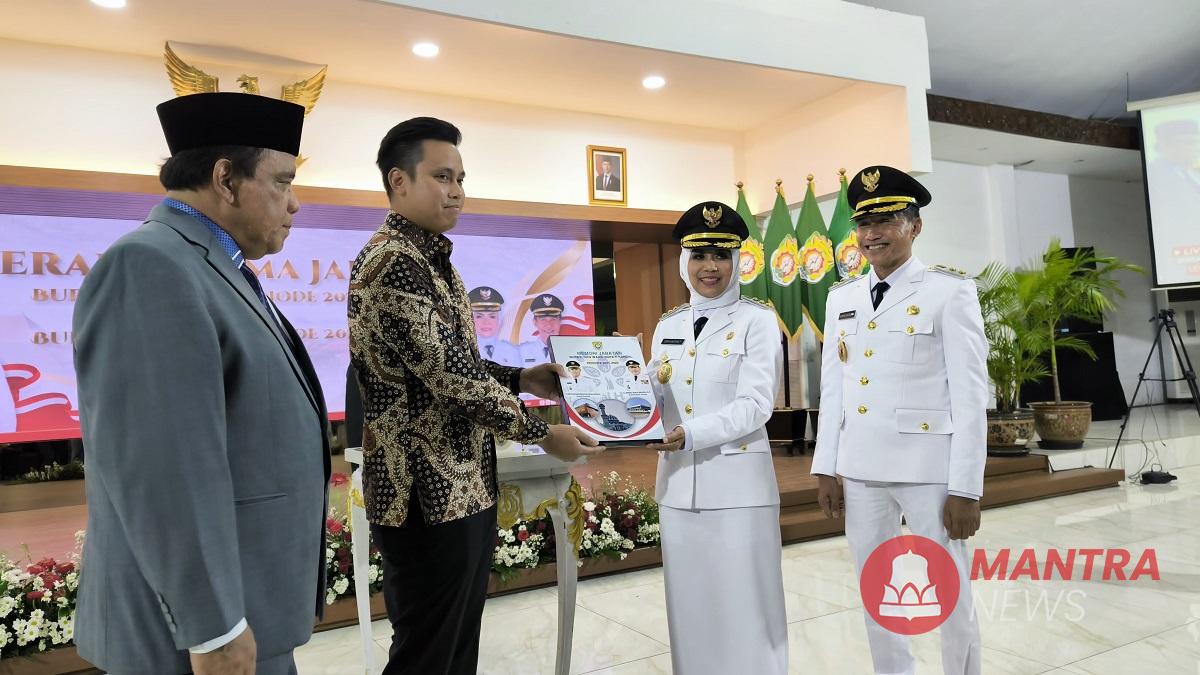 Bupati dan Wakil Bupati Kendal periode 2025 - 2030 Dyah Kartika Permanasari dan Benny Karnadi saat sertijab dengan Bupati-Wakil Bupati Kendal periode 2021-2025 Dico M. Ganinduto-Windu Suko Basuki di Pendopo Tumenggung Bahureko Setda Kendal, Kamis malam (20/2). (Arvian Maulana | Mantranews.id)