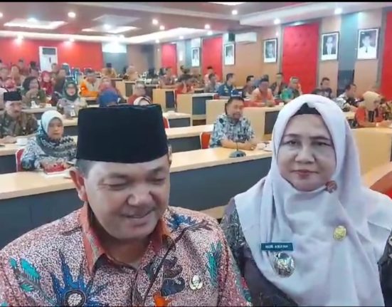 Bupati Semarang Ngesti Nugraha memberikan keterangan. (Hesty Imaniar | Mantranews.id)