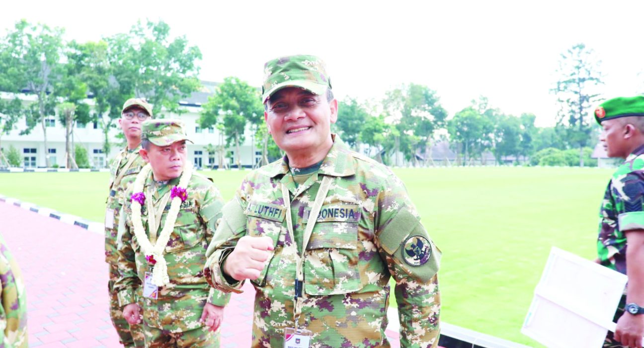 Nampak Gubernur Jawa Tengah Ahmad Luthfi berpose usai mengikuti giat pagi dalam retret kepala daerah di Akmil Magelang, Jawa Tengah, Rabu (26/2). (Dok. Puspen Kemendagri | Mantranews.id)