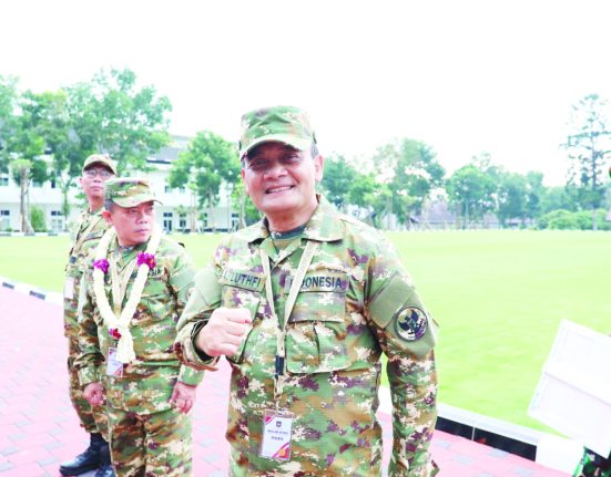Nampak Gubernur Jawa Tengah Ahmad Luthfi berpose usai mengikuti giat pagi dalam retret kepala daerah di Akmil Magelang, Jawa Tengah, Rabu (26/2). (Dok. Puspen Kemendagri | Mantranews.id)
