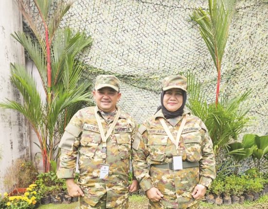 Bupati-Wakil Bupati Semarang Ngesti-Nugraha foto bersama mengenakan seragam Komcad sebelum mengikuti Parade Senja dalam retret di Akmil Magelang, Jawa Tengah, Kamis (27/2). (DOK. PRIBADI FOR Mantranews.id)