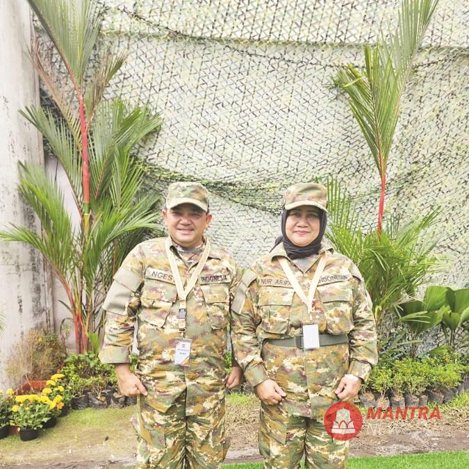 Bupati-Wakil Bupati Semarang Ngesti-Nugraha foto bersama mengenakan seragam Komcad sebelum mengikuti Parade Senja dalam retret di Akmil Magelang, Jawa Tengah, Kamis (27/2). (DOK. PRIBADI FOR Mantranews.id)