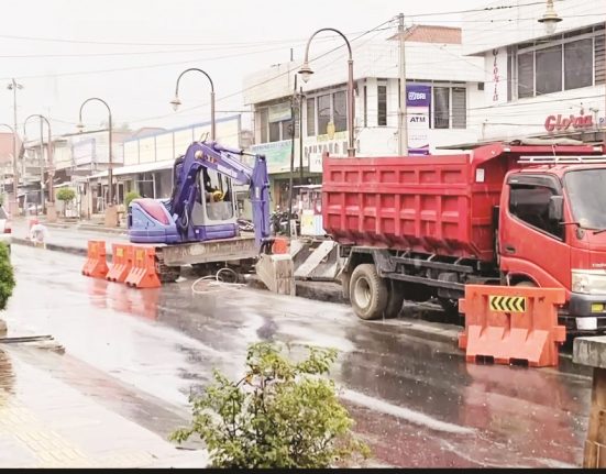 Proses penataan jalan Sudirman di depan Pasar Projo di Kecamatan Ambarawa, Kabupaten Semarang untuk diberlakukan sistem jalan satu arah, belum lama ini. (Hesty Imaniar | Mantranews.id)