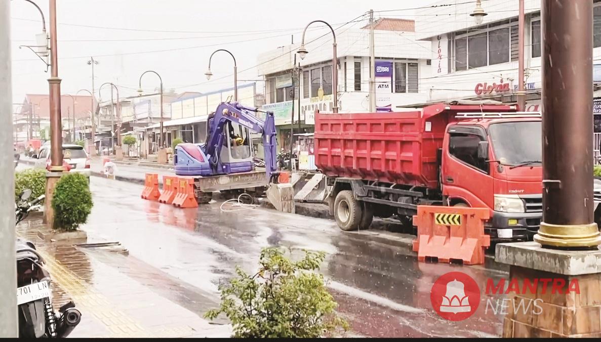 Proses penataan jalan Sudirman di depan Pasar Projo di Kecamatan Ambarawa, Kabupaten Semarang untuk diberlakukan sistem jalan satu arah, belum lama ini. (Hesty Imaniar | Mantranews.id)
