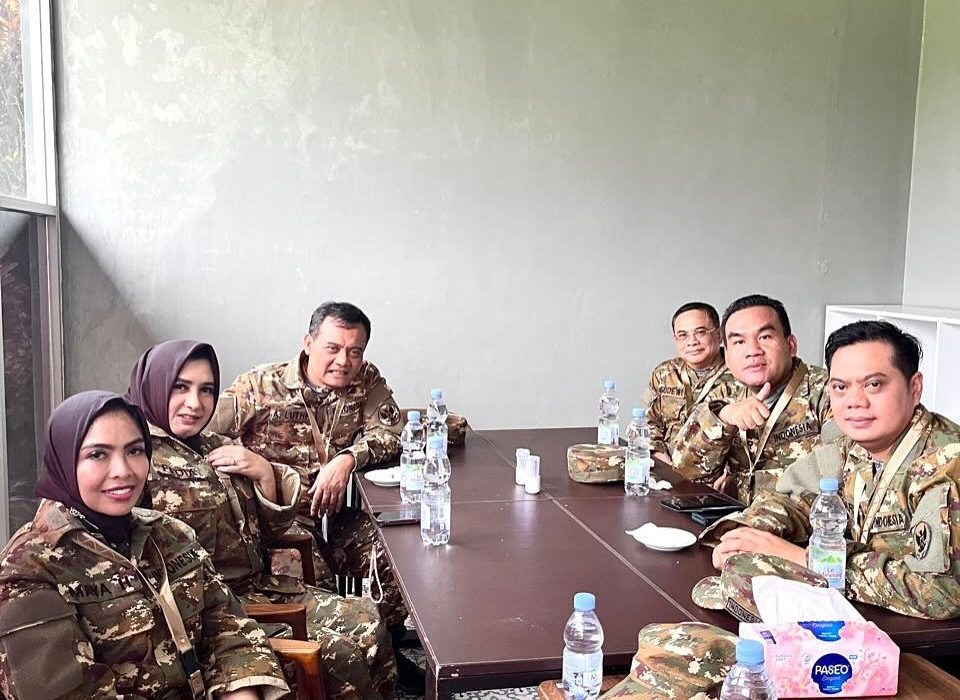 Gubernur Jawa Tengah Ahmad Luthfi beserta sejumlah kepala daerah dari Jawa Tengah foto bersama usai berbincang hangat, belum lama ini.