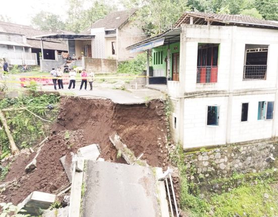 Nampak area jembatan penghubung antardusun di Kota Salatiga yang ambrol usai diguyur hujan deras, beberapa waktu lalu.  (Angga Rosa | Mantranews.id)