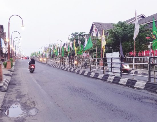 Nampak Jalan Sudirman di depan Pasar Projo Ambarawa, Kabupaten Semarang masih sepi. Pemkab Semarang akan segera menerapkan Sistem Satu Arah di jalan itu. (Hesty Imaniar | Mantranews.id)