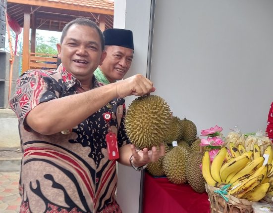 Bupati Semarang Ngesti Nugraha saat memamerkan produk hasil pertanian dan UMKM warga di Kampung Wisata Bergas Lor, Kecamatan Bergas, Kabupaten Semarang, yang dikelola BUMDes, beberapa waktu lalu. (Hesty Imaniar | Mantranews.id)