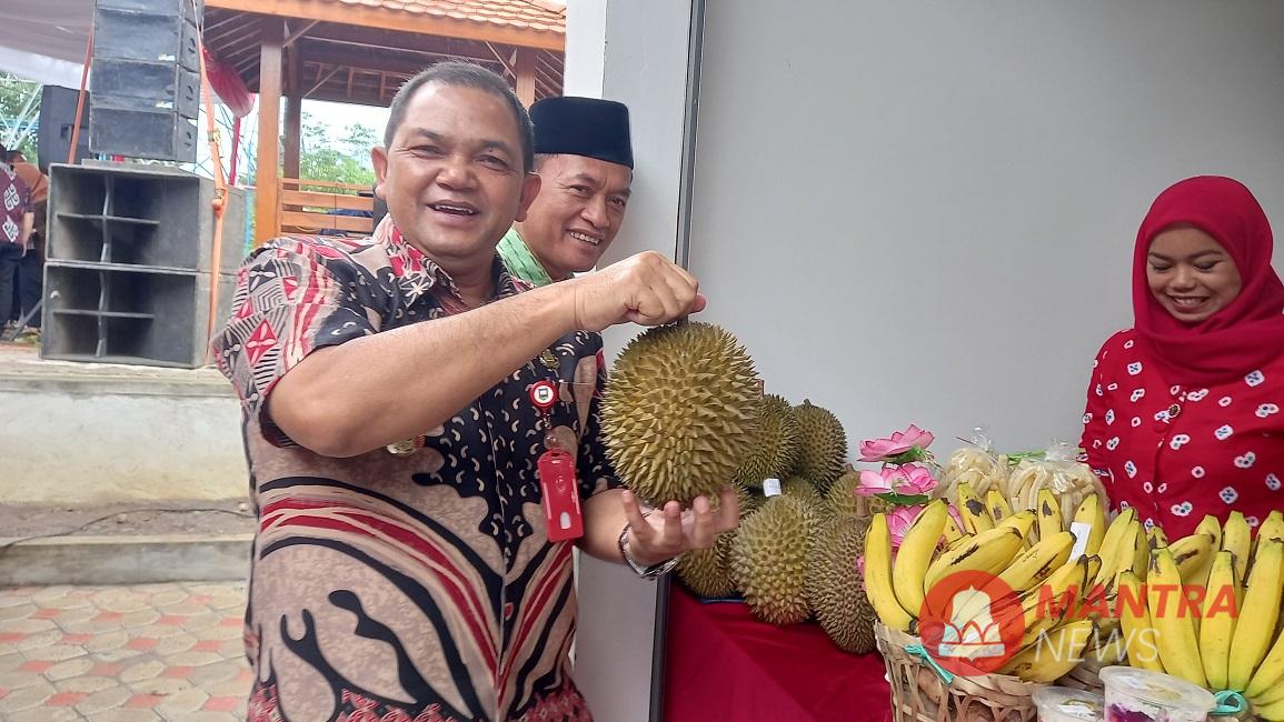 Bupati Semarang Ngesti Nugraha saat memamerkan produk hasil pertanian dan UMKM warga di Kampung Wisata Bergas Lor, Kecamatan Bergas, Kabupaten Semarang, yang dikelola BUMDes, beberapa waktu lalu. (Hesty Imaniar | Mantranews.id)