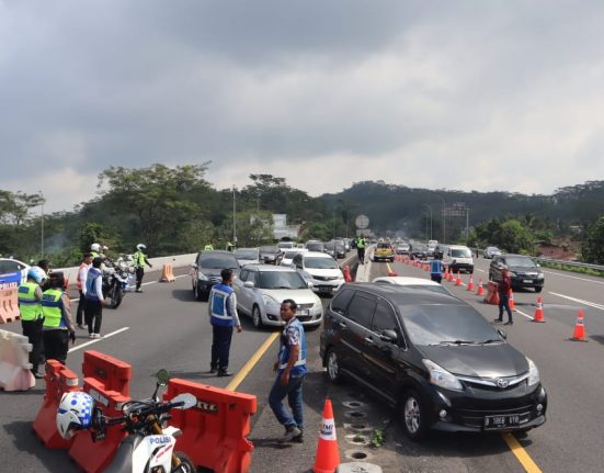 Nampak proses rekayasa arus lalu lintas di ruas Tol Semarang-Salatiga, Jumat siang (28/3). (Hesty Imaniar | Mantranews.id)