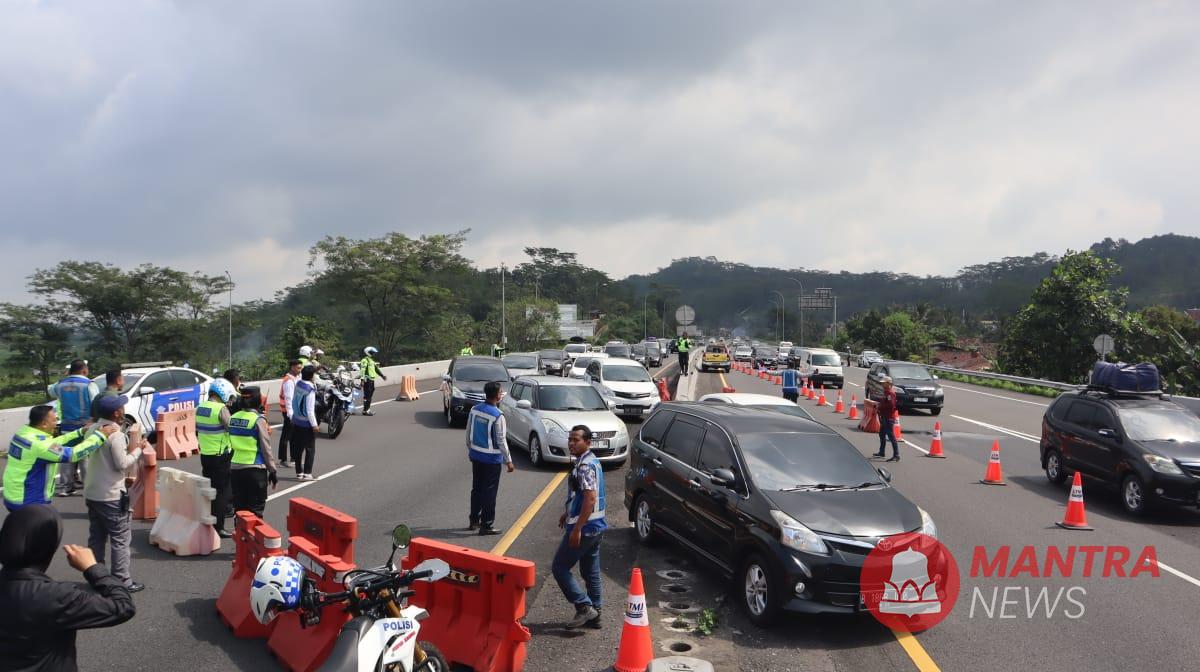 Nampak proses rekayasa arus lalu lintas di ruas Tol Semarang-Salatiga, Jumat siang (28/3). (Hesty Imaniar | Mantranews.id)