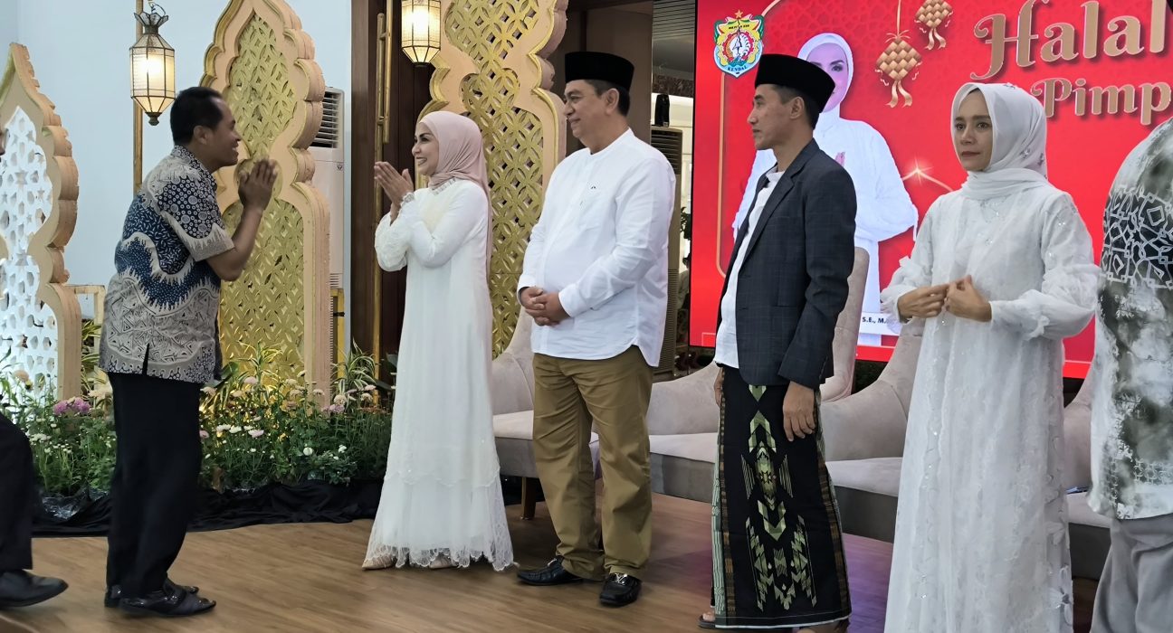 Bupati Kendal, Dyah Kartika Permanasari (paling kiri) didampingi suami, dan Wakil Bupati Kendal Benny Karnadi didampingi istri dalam kegiatan Open House di Pendopo Tumenggung Bahurekso Setda Kendal, Senin (31/3). (Arvian Maulana | Mantranews.id) 