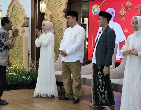 Bupati Kendal, Dyah Kartika Permanasari (paling kiri) didampingi suami, dan Wakil Bupati Kendal Benny Karnadi didampingi istri dalam kegiatan Open House di Pendopo Tumenggung Bahurekso Setda Kendal, Senin (31/3). (Arvian Maulana | Mantranews.id) 