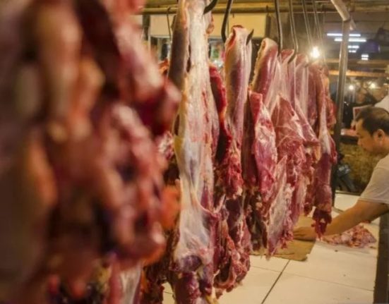 Pedagang daging sedang berjualan di los pasarnya, belum lama ini. (Anta | Mantranews.id)