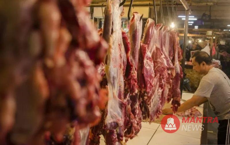 Pedagang daging sedang berjualan di los pasarnya, belum lama ini. (Anta | Mantranews.id)