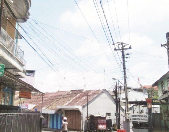 Puluhan kabel listrik dan WiFi terlihat malang melintang di kawasan Jalan Jenderal Sudirman, Salatiga, Kamis (13/3). (Dok. Pribadi For Mantranews.id)