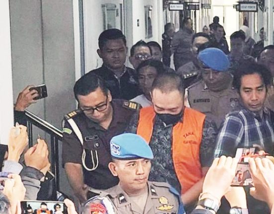 Aipda Robig, oknum polisi tersangka penembakan yang menewaskan siswa SMKN 4 Semarang, GRO, dilimpahkan ke Kejaksaan Negeri (Kejari) Kota Semarang, Kamis (6/3). (Anta | Mantranews.id)