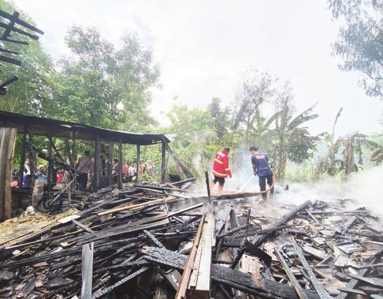 Petugas Pemadam Kebakaran (Damkar) saat berupaya memadamkan sisa-sisa api yang membakar rumah warga Desa Bogosari, Kecamatan Guntur Kabupaten Demak, Rabu (19/3). (M. Burhan | Mantranews.id)