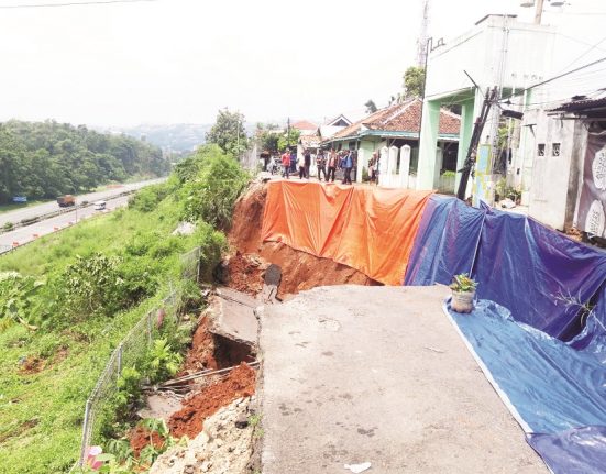 Nampak jalan di kawasan Jangli, Kelurahan Karanganyar Gunung, Kecamatan Candisari, Kota Semarang yang longsor, Kamis pagi (20/3). (Syahril Muadz | Mantranews.id)