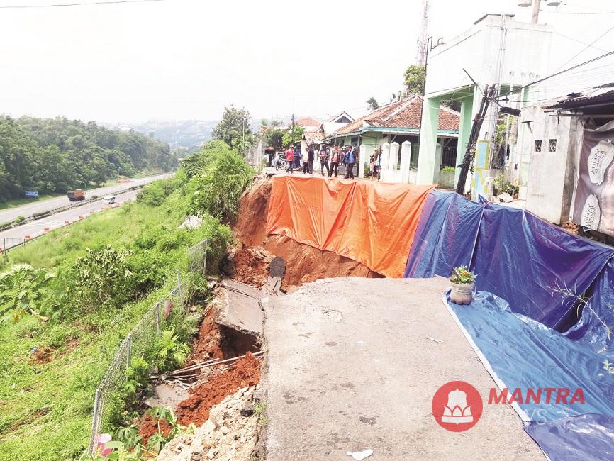 Nampak jalan di kawasan Jangli, Kelurahan Karanganyar Gunung, Kecamatan Candisari, Kota Semarang yang longsor, Kamis pagi (20/3). (Syahril Muadz | Mantranews.id)
