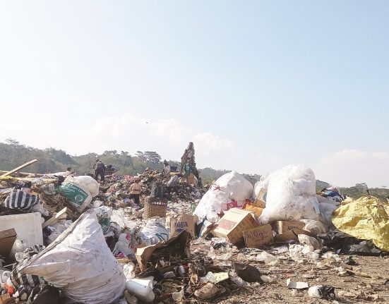 Nampak tumpukan sampah di TPA Blondo di Kecamatan Bawen, Kabupaten Semarang yang telah over capacity. (Hesty Imaniar | Mantranews.id)