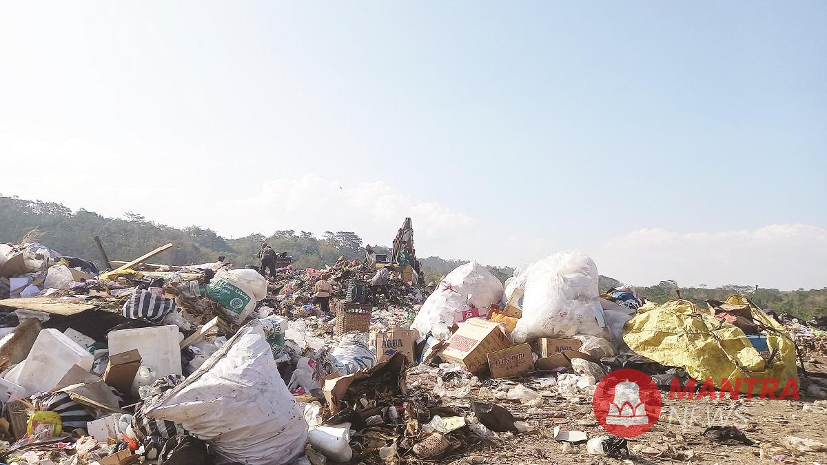 Nampak tumpukan sampah di TPA Blondo di Kecamatan Bawen, Kabupaten Semarang yang telah over capacity. (Hesty Imaniar | Mantranews.id)