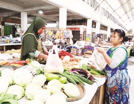 Pedagang cabai di Pasar Raya 1 Salatiga saat melayani konsumen, baru-baru ini. (Angga Rosa | Mantranews.id)